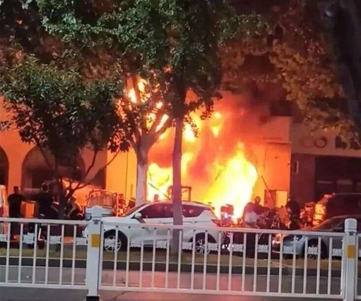 九游娱乐41辆电动车被烧成“骨架”！这些事万万别做……(图1)